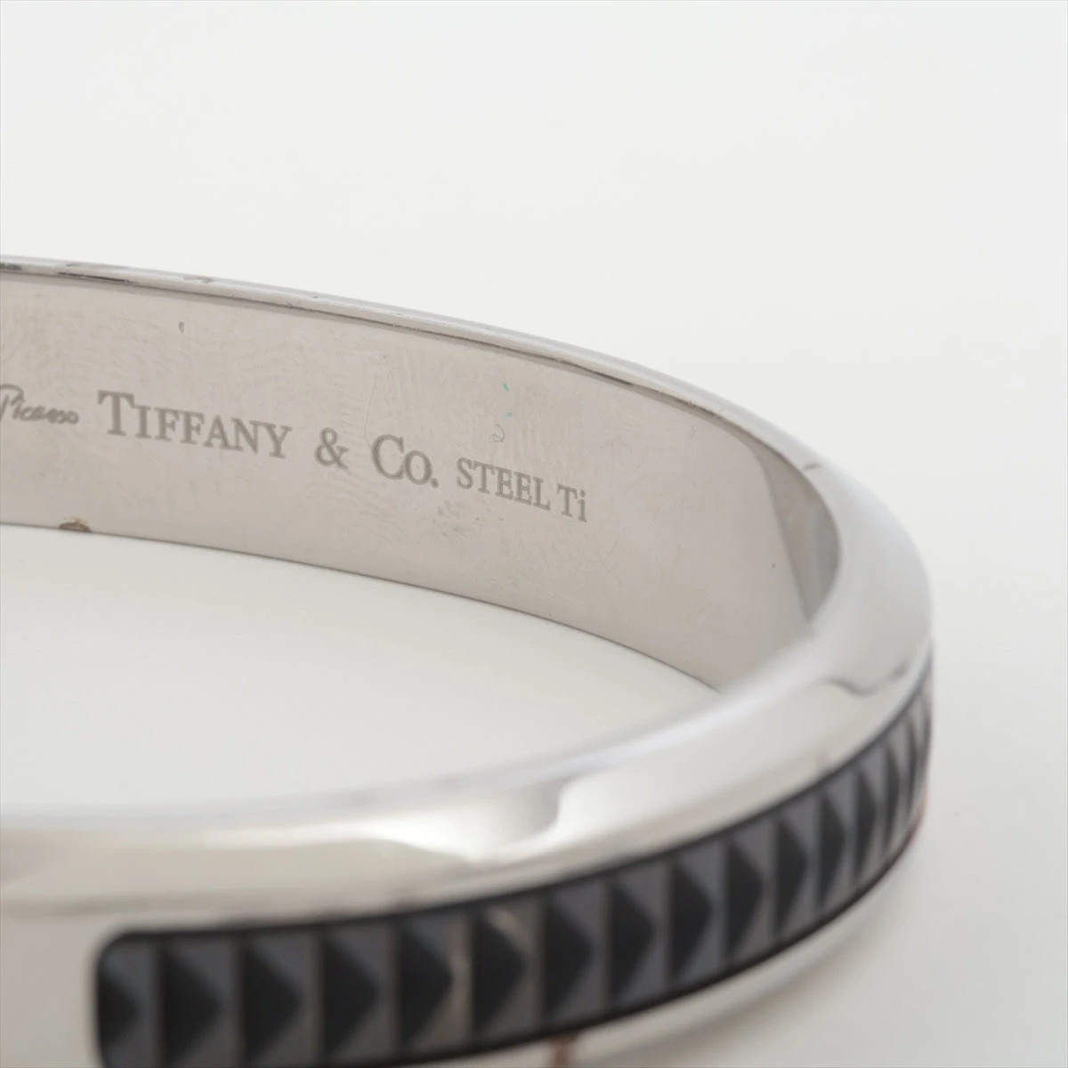 TIFFANY&Co. パロマ キャリパー カフリンクス オーバル カフリンクス エンジン ターン シルバー | Tiffany & Co.