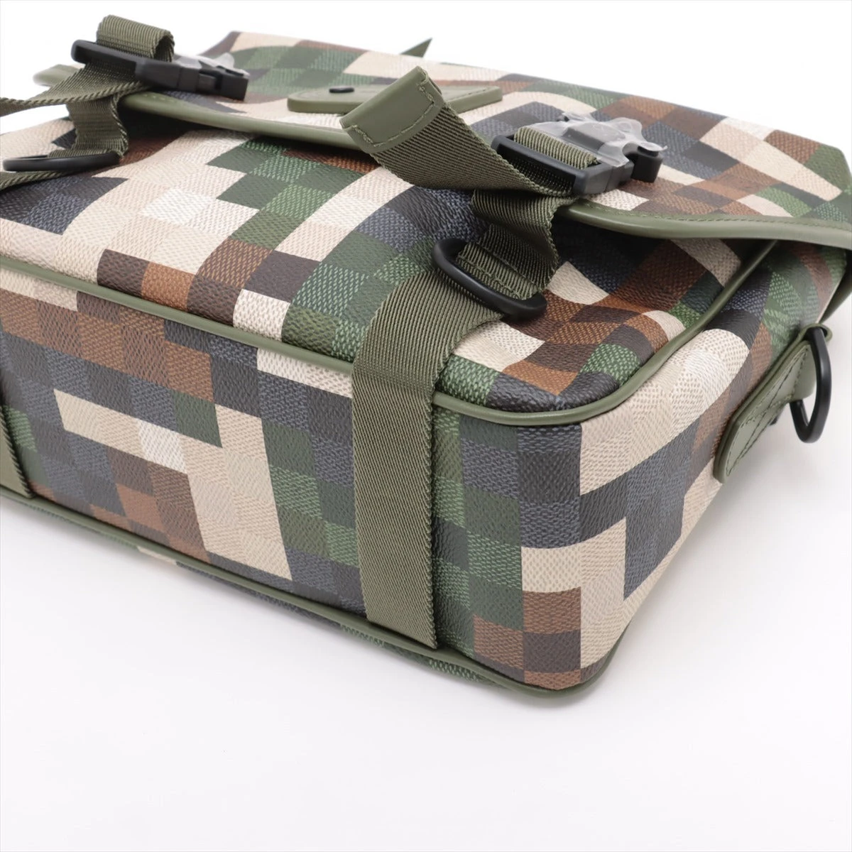 ヴィトン ダモフラージュ トレイル メッセンジャー M24449 RFID