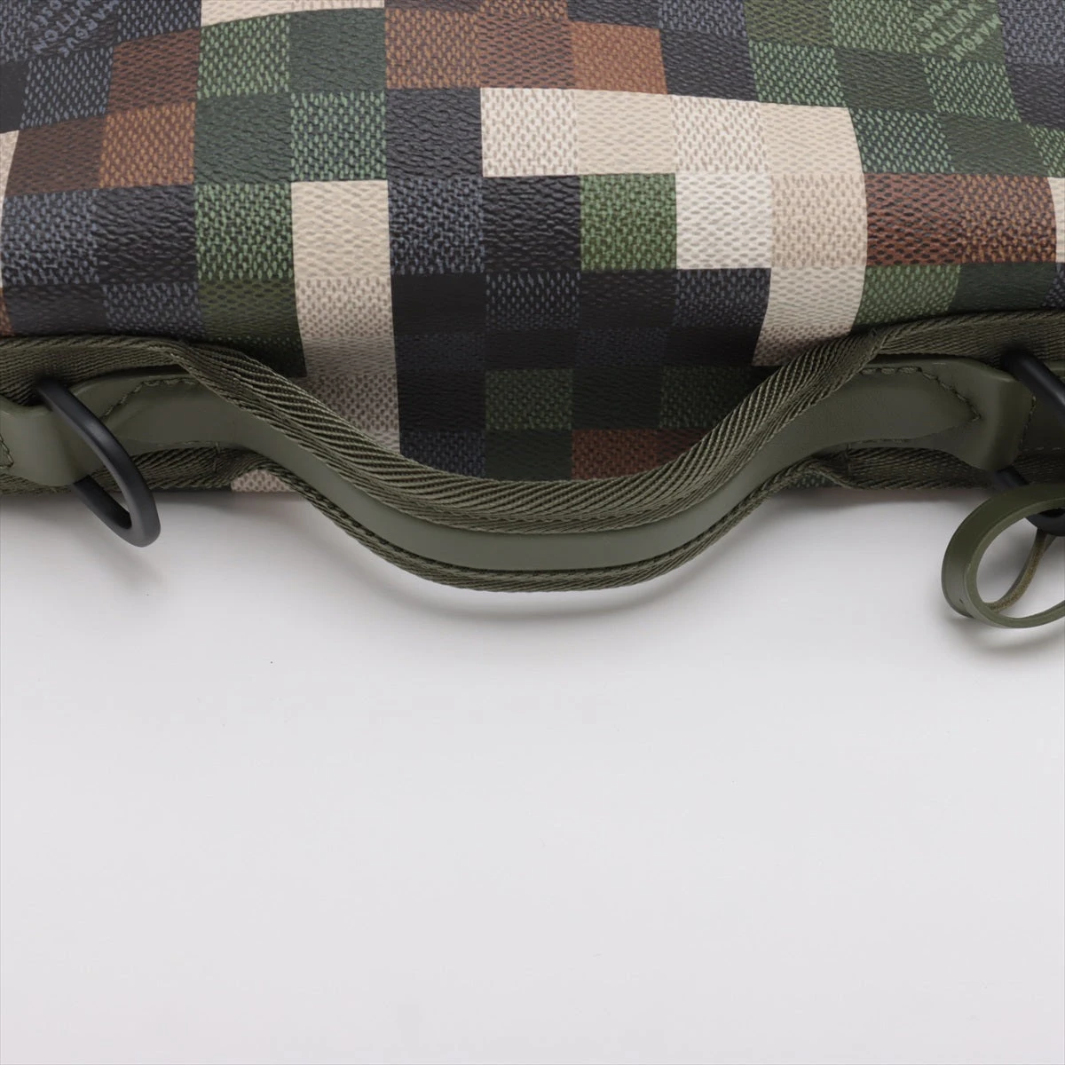 ヴィトン ダモフラージュ トレイル メッセンジャー M24449 RFID