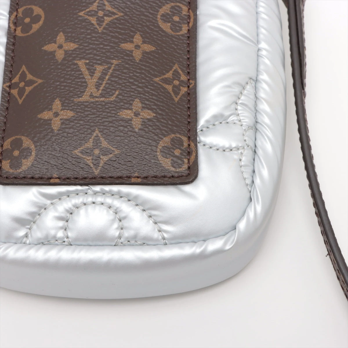 LOUIS VUITTON　LV ピロー フォンポーチ M81716　未使用 LOUIS VUITTON ルイヴィトン フォンポーチ M81716 シルバー LV