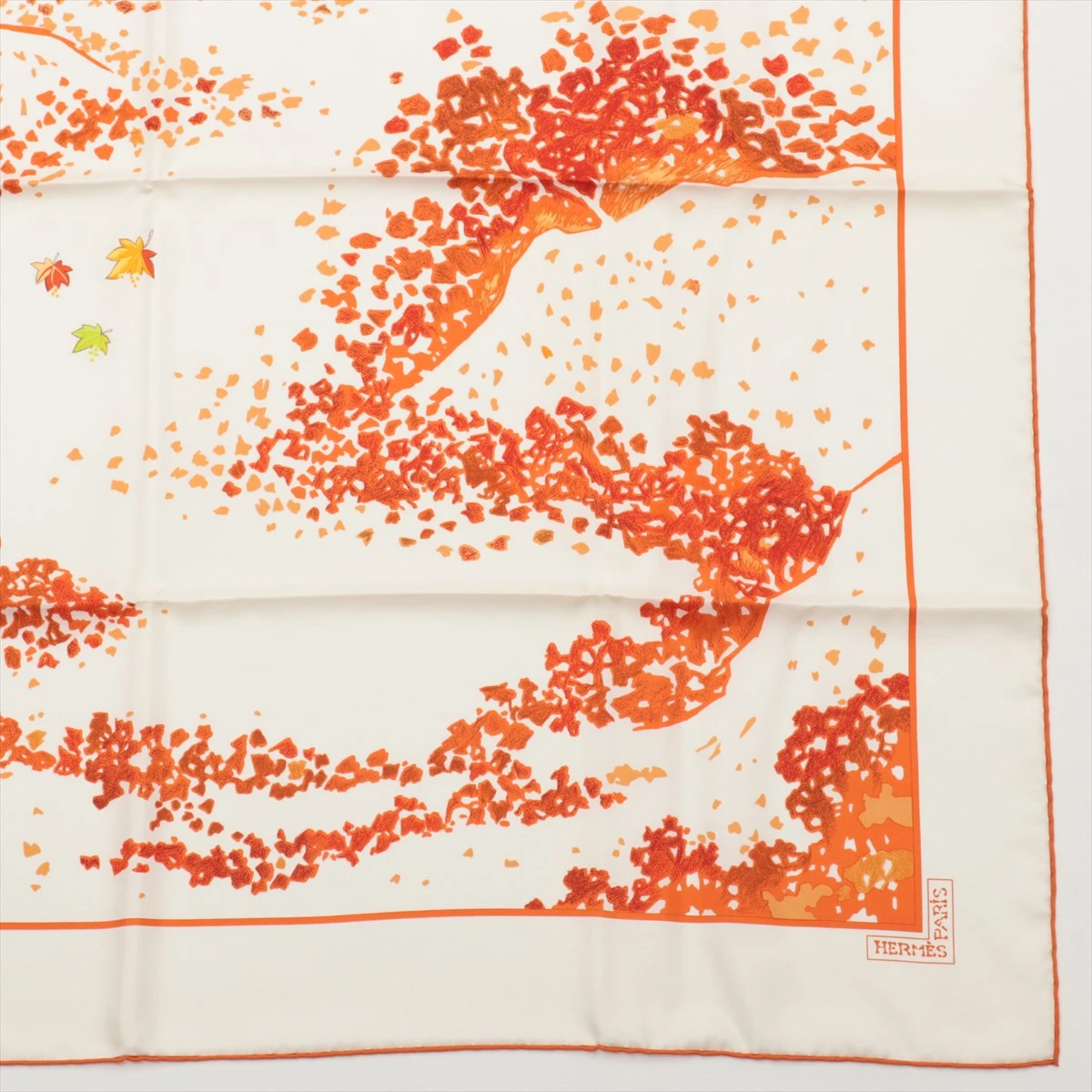 HERMESエルメス カレ90 Trois Feuilles（3枚の葉）スカーフ エルメス カレ90 Trois Feuilles 3枚の葉 スカーフ シルク