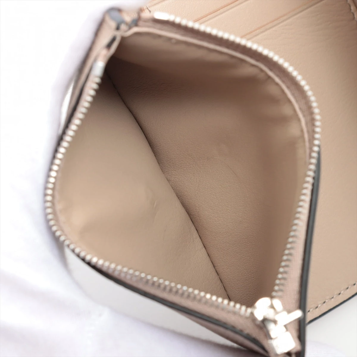 新品✨ロエベ アナグラム ペブル バーティカルウォレット スモール ベージュ ロエベ アナグラム リピート バーティカル ウォレット スモール ぺブル