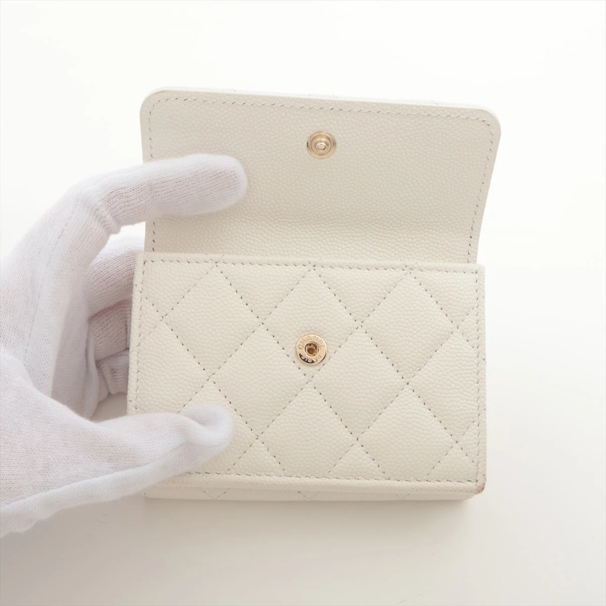 シャネル マトラッセ キャビアスキン コンパクトウォレット ホワイト