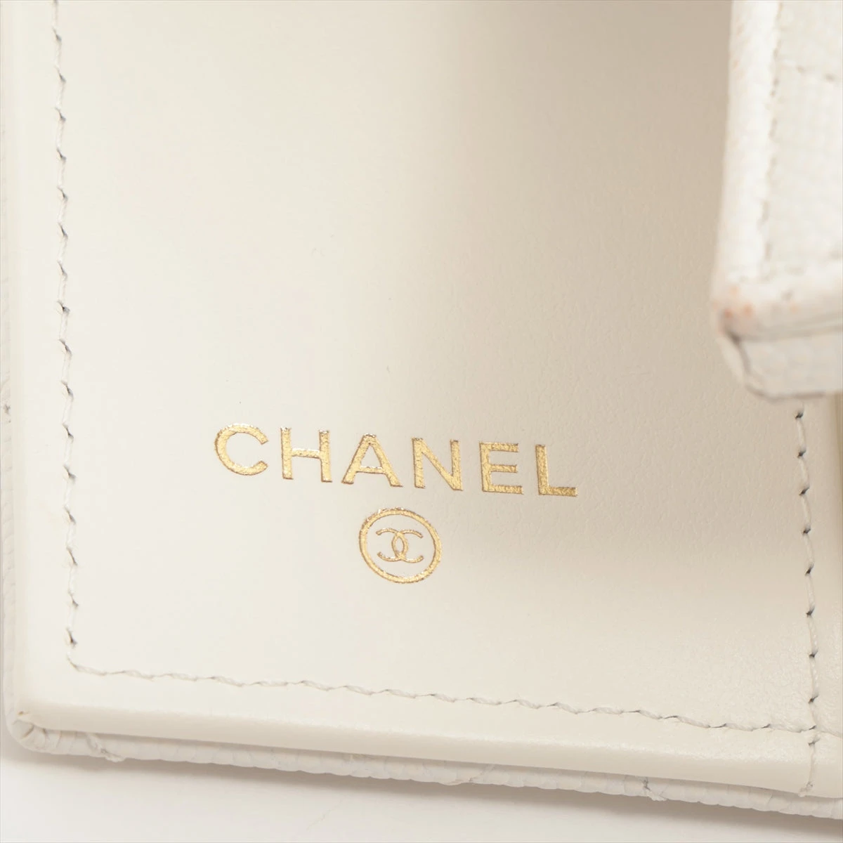 シャネル マトラッセ キャビアスキン コンパクトウォレット ホワイト