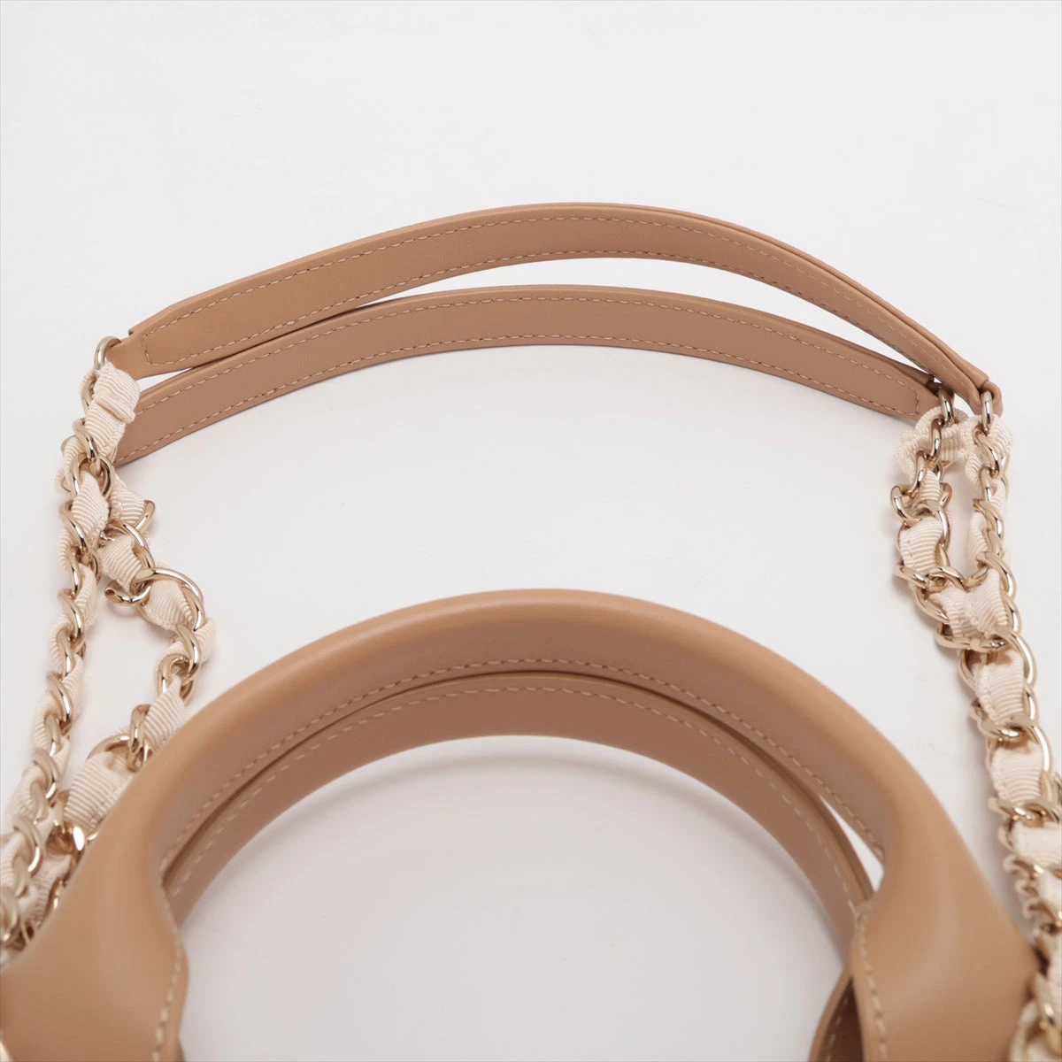 CHANEL ベージュ オープントゥ ウェッジヒール ベージュ ゴールドチェーン Chanel 38 Wedge Sandal Suede Shoes 2021 Cruise Collection