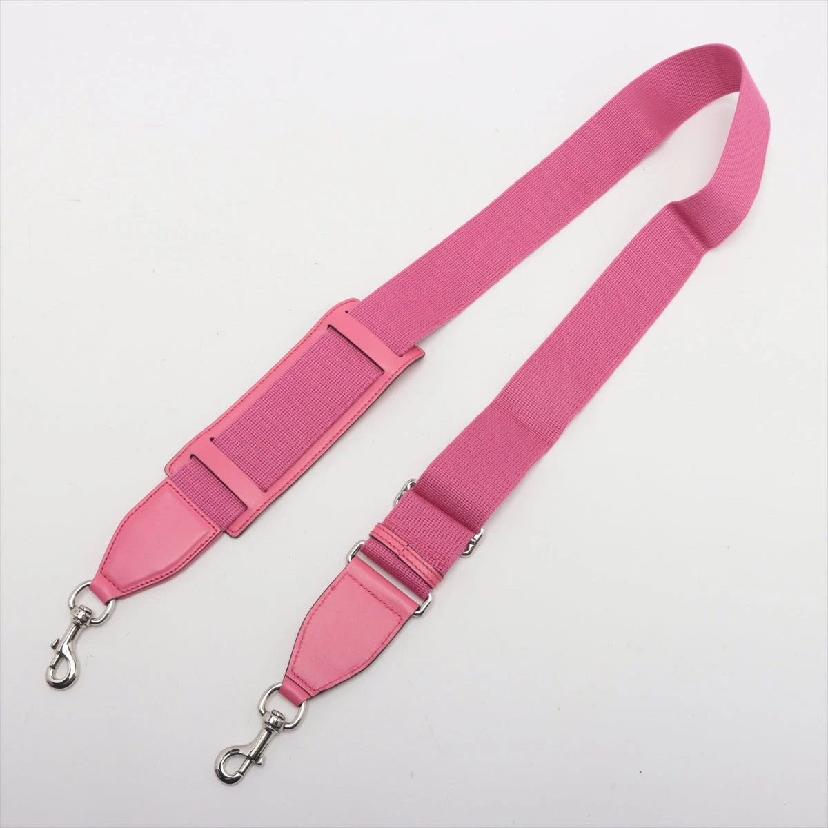 CCロゴエンボス レザーポーチ ピンク ヴィーガンレザー シボ加工 イニシャル付き 丸ポーチ – COVERARY