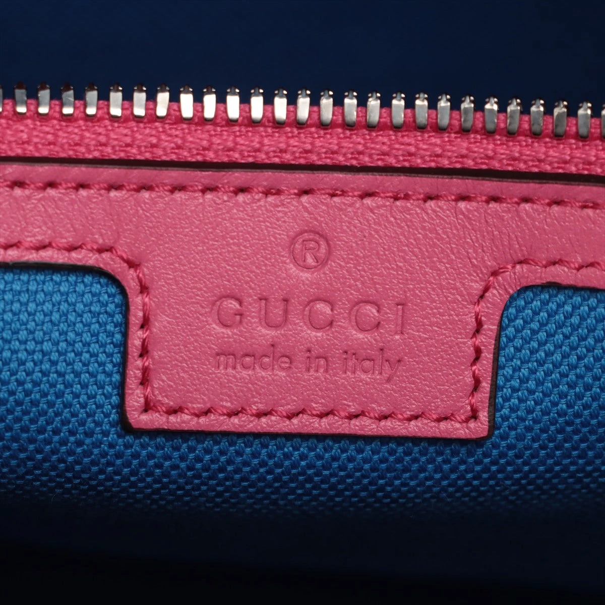 CCロゴエンボス レザーポーチ ピンク ヴィーガンレザー シボ加工 イニシャル付き 丸ポーチ – COVERARY