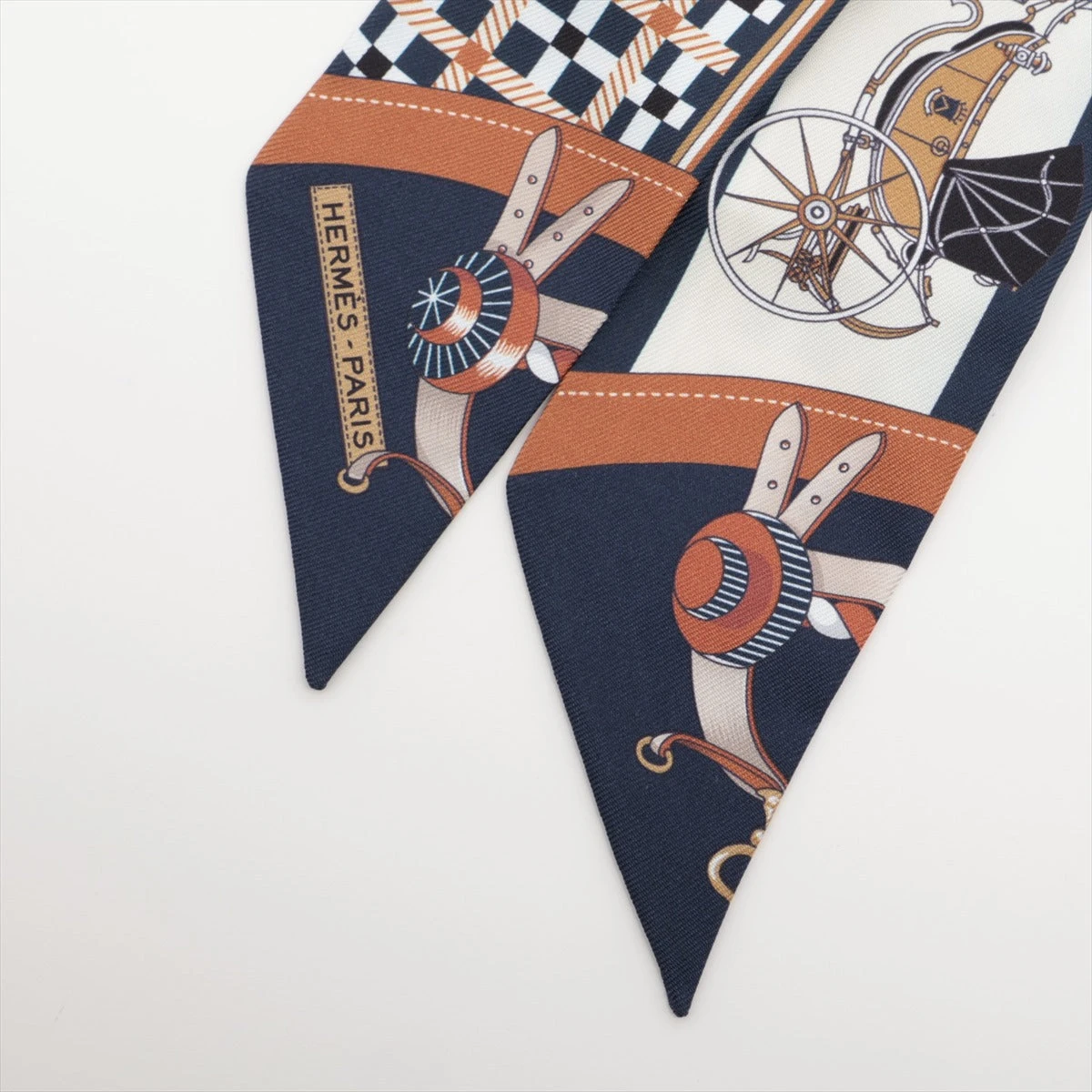 エルメス ツイリー LES VOITURES ATRANSFOEMSTION Les Voitures Nouvelles scarf 70 | Hermès Mainland China