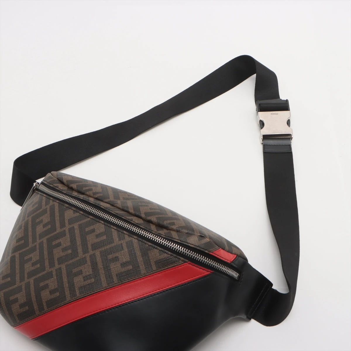 ほぼ未使用☆　フェンディ　ボディバッグ　ズッカ　ホックシール付き　レザー 美品】フェンディFENDI ボディバッグ ズッカ柄 FFロゴ 黒 レザー