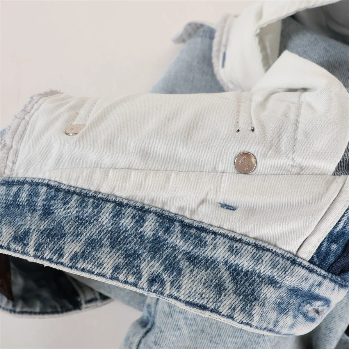 LOUIS VUITTON ライトブルーストレートデニム LOUIS VUITTON ライトブルーストレートデニム ヴィトン