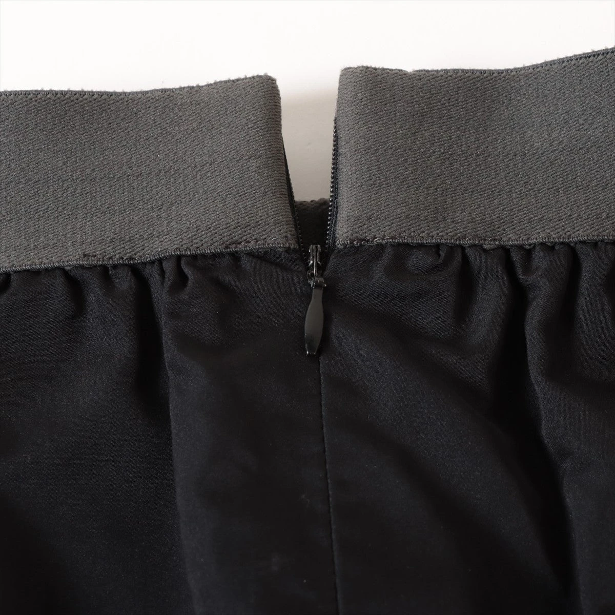 パーティに 新品❗ シャネル スカート黒×シルバーCoCo Chanel 42 シャネル ココマーク 06P シルク スカート 36 レディース