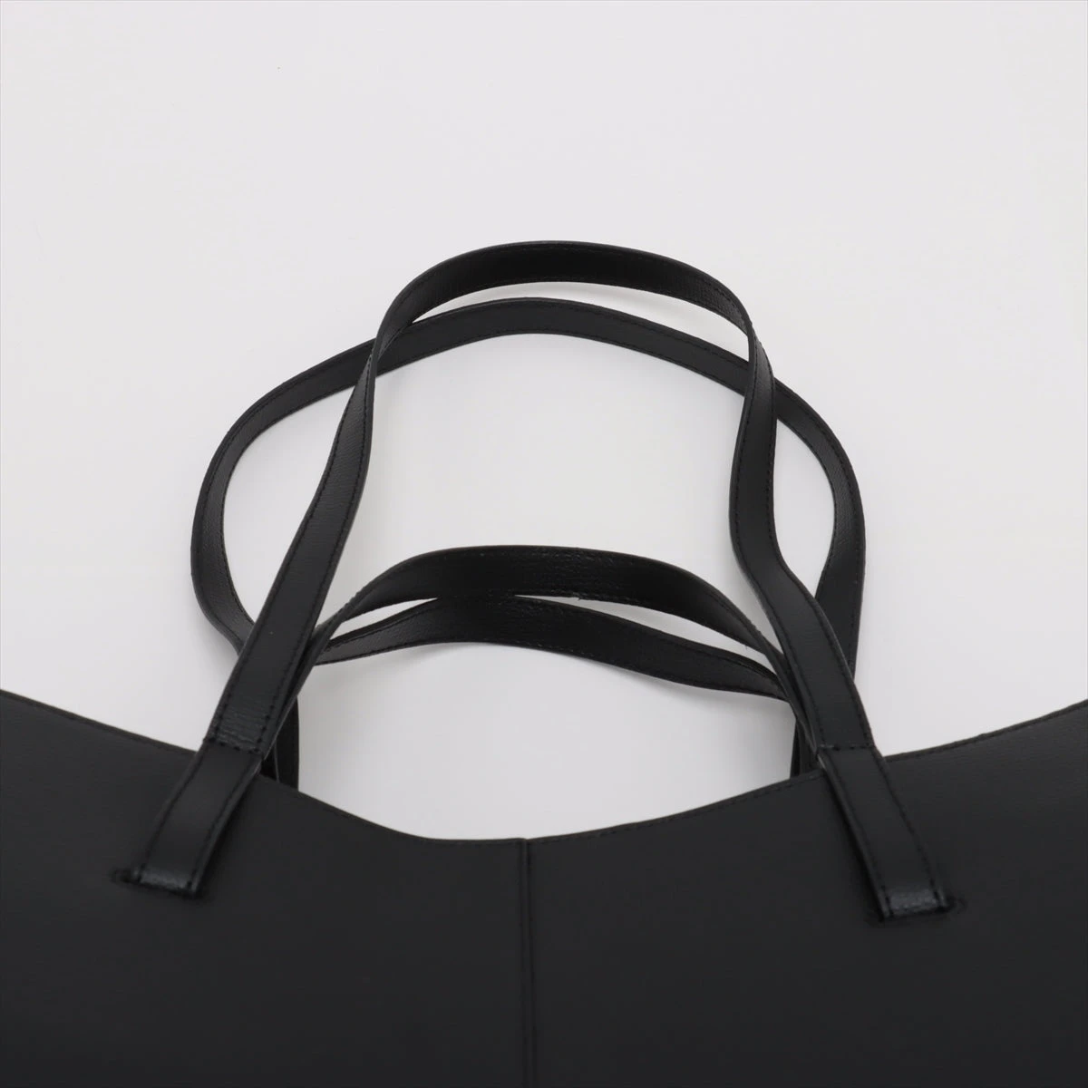 新品POLÈNE トートバッグ - ブラックレザー Polène | バッグ - Cyme Tote - テクスチャード ブラック – Polène JP