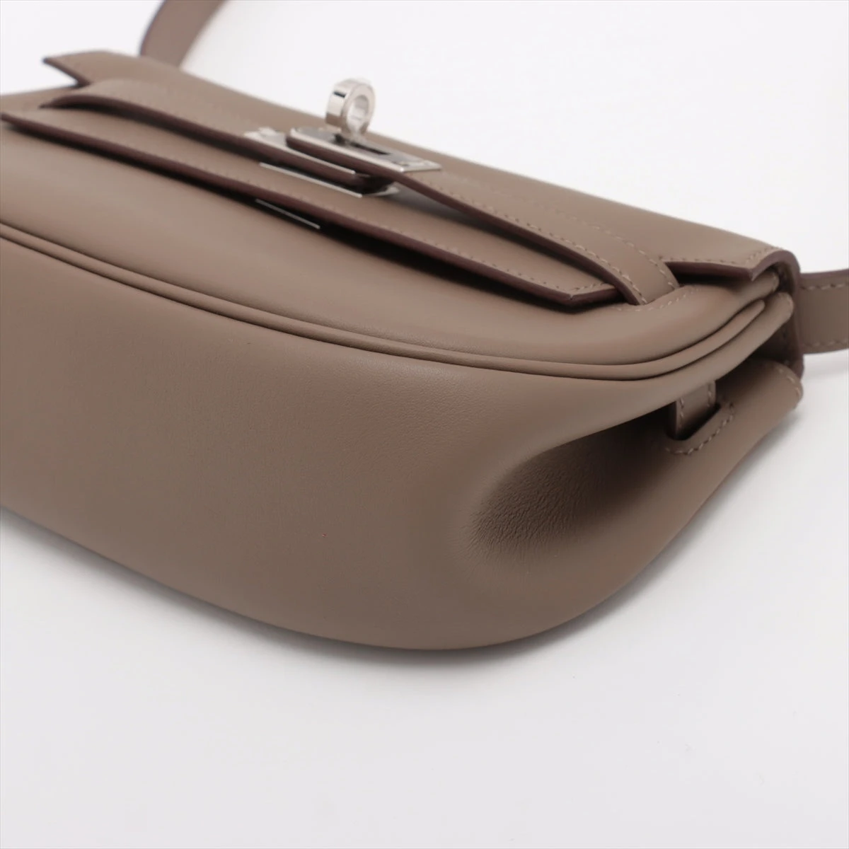 エルメス　ヨーバッグ　ヴォースウィフト、スウェード、シルバー金具 エルメス ケリームーヴ スイフト エトゥープ シルバー金具 W:2024年