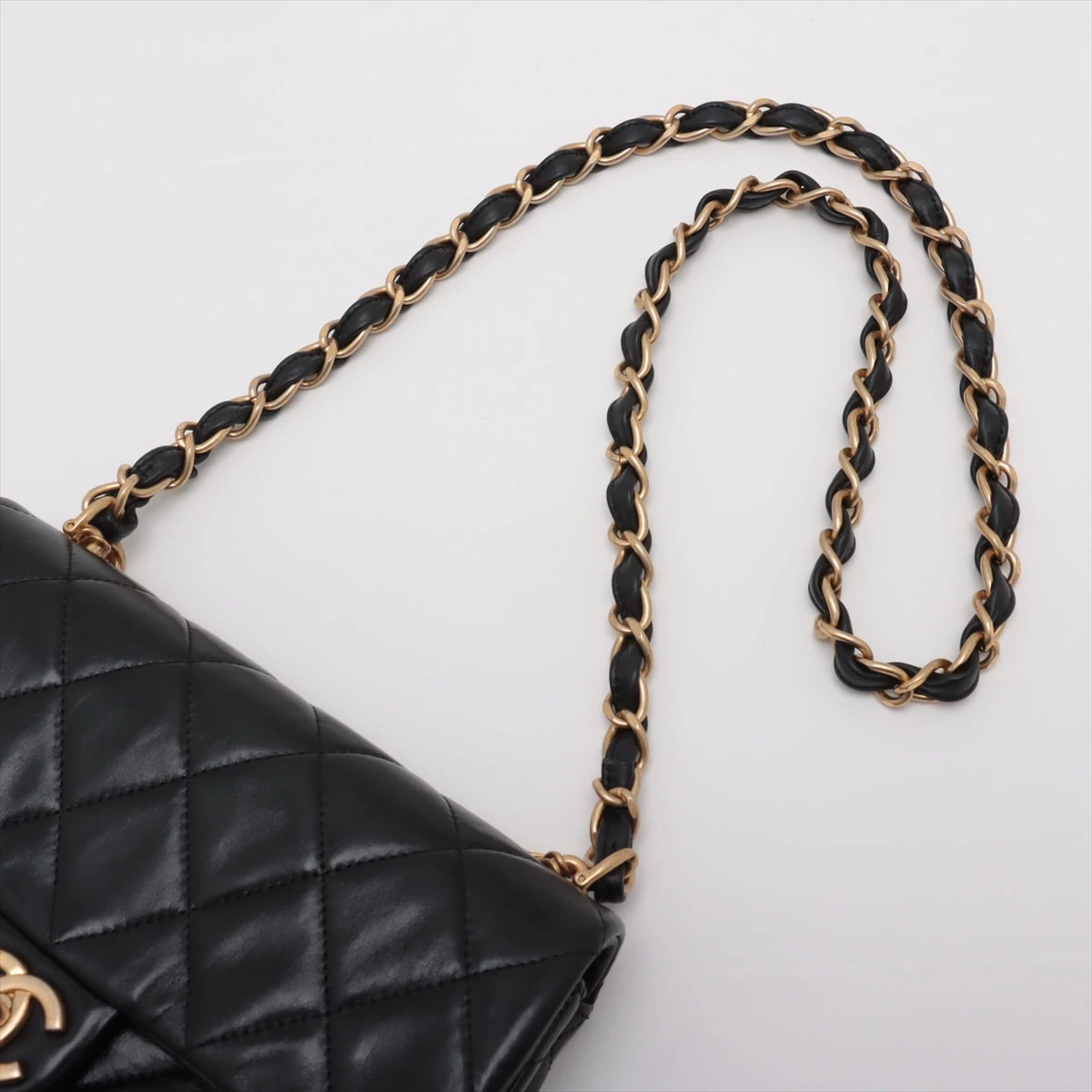 シャネル マトラッセ レザー チェーンショルダーバッグ ブラック