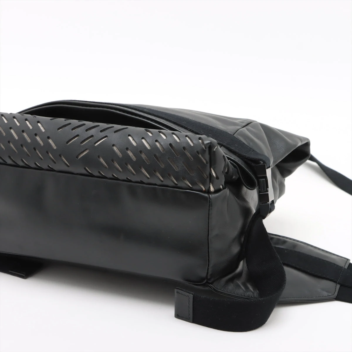 【極美品】 BOTTEGA VENETA ボディバッグ ネイビー ボッテガヴェネタブラックXネイビー レザー ボディバッグ