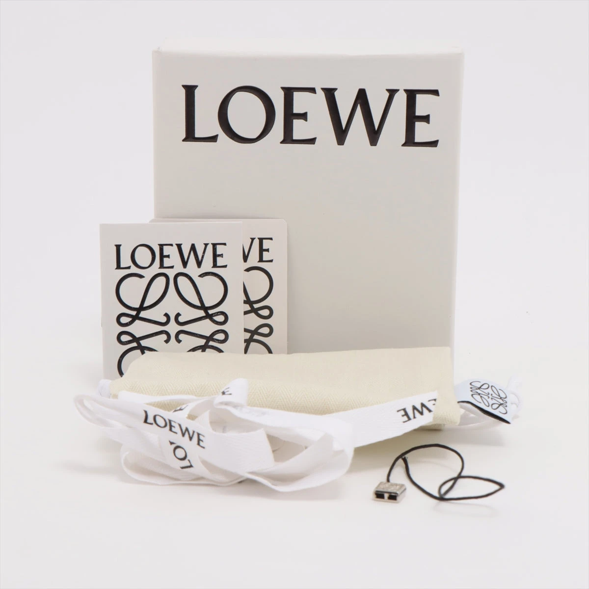 ◇ロエベ◇ロエベ×スタジオジブリ/レザー/アナグラム/チャーム/ブランド LOEWE - 美品 LOEWE ロエベ スタジオジブリ 千と千尋の神隠し