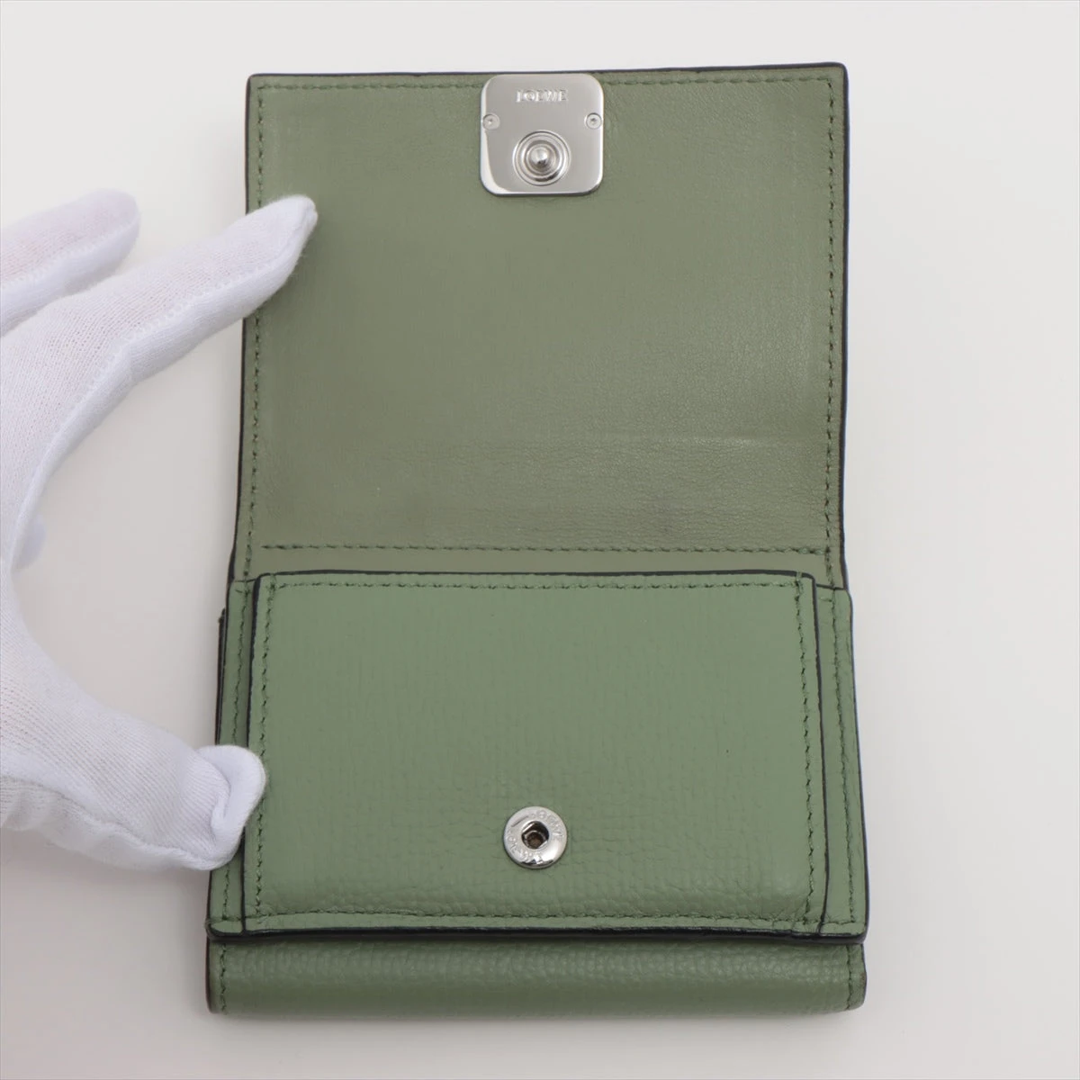 ロエベ アナグラム トライフォールド レザー コンパクト