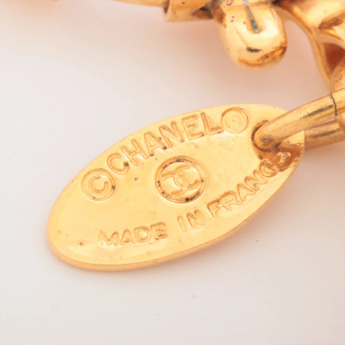 CHANEL ゴールドブレスレット ロゴチャーム付き - メルカリ