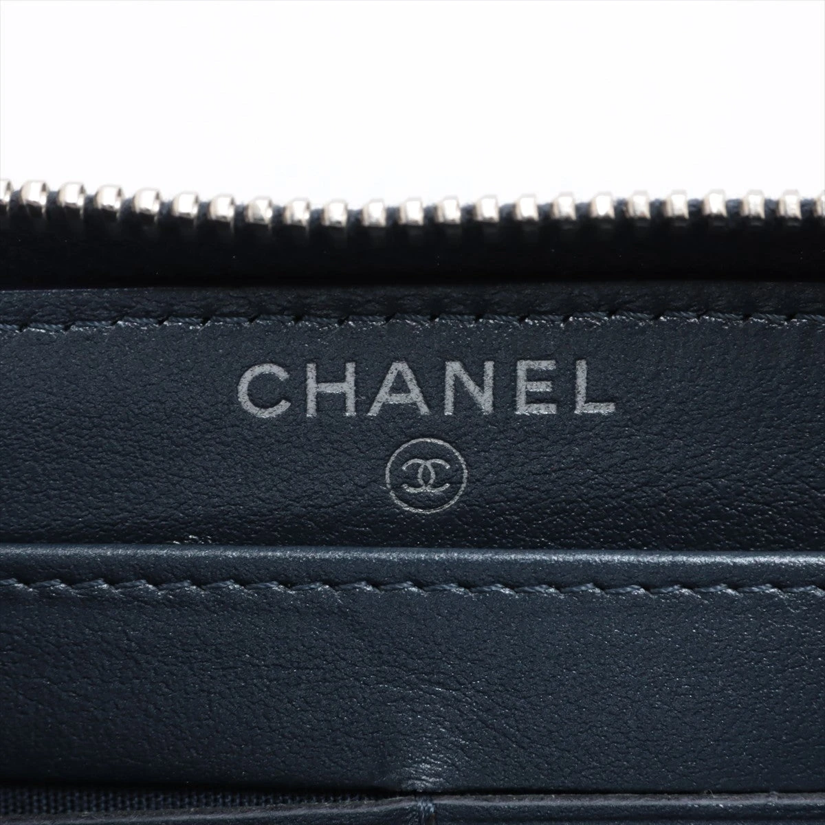 専用☆CHANEL カメリア ラムスキン  ラウンドジップ CAMELIA シャネル CHANEL カメリア ココマーク ポーチ シール付 28番台