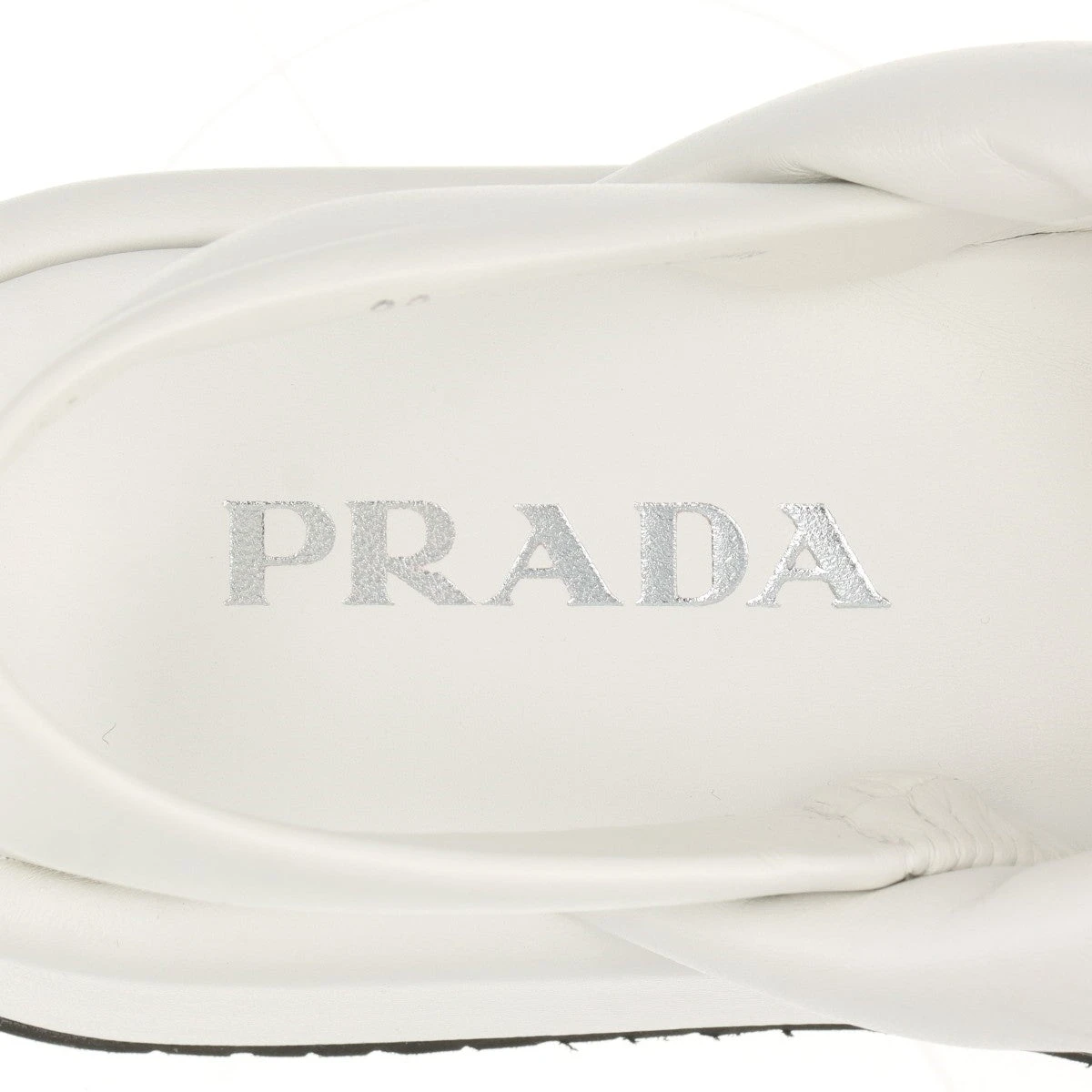【PRADA】ロゴプリント スリングバック サンダル Prada ロゴ スリングバック サンダル | ホワイト | FARFETCH JP