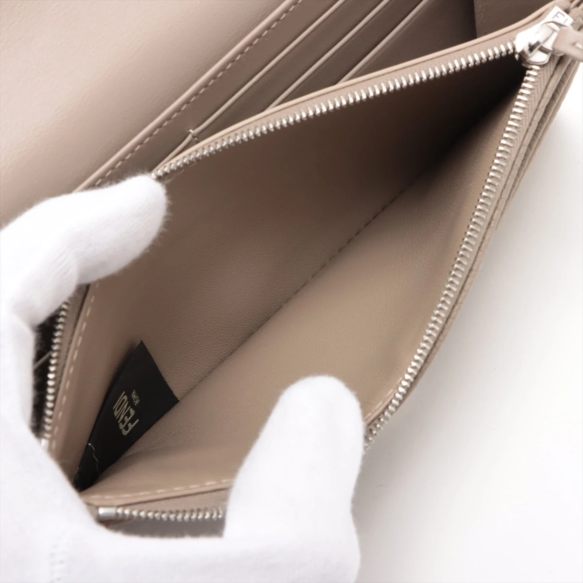 正規品 FENDI セレリア ピーカブー 長財布 ベージュ 箱付き 定番人気品★ フェンディ ピーカブー セレリア レザー 長財布 ベージュ