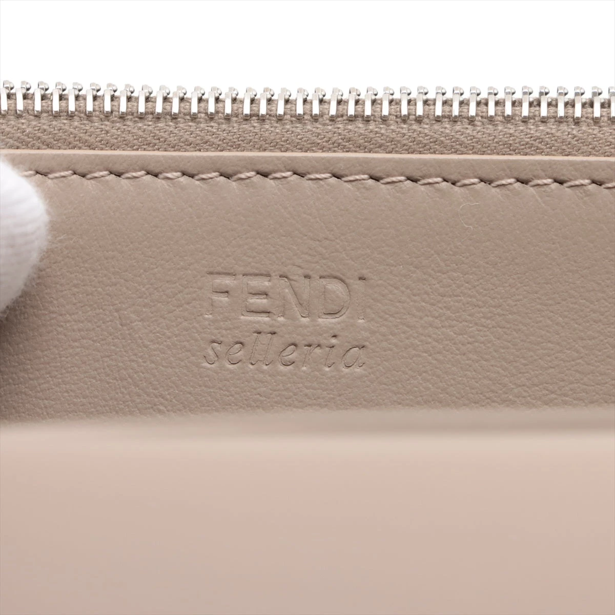 Ru.アクセサリーフィーさま バイ ザ ウェイ セレリア ミディアム カーフレザー グレー | Fendi