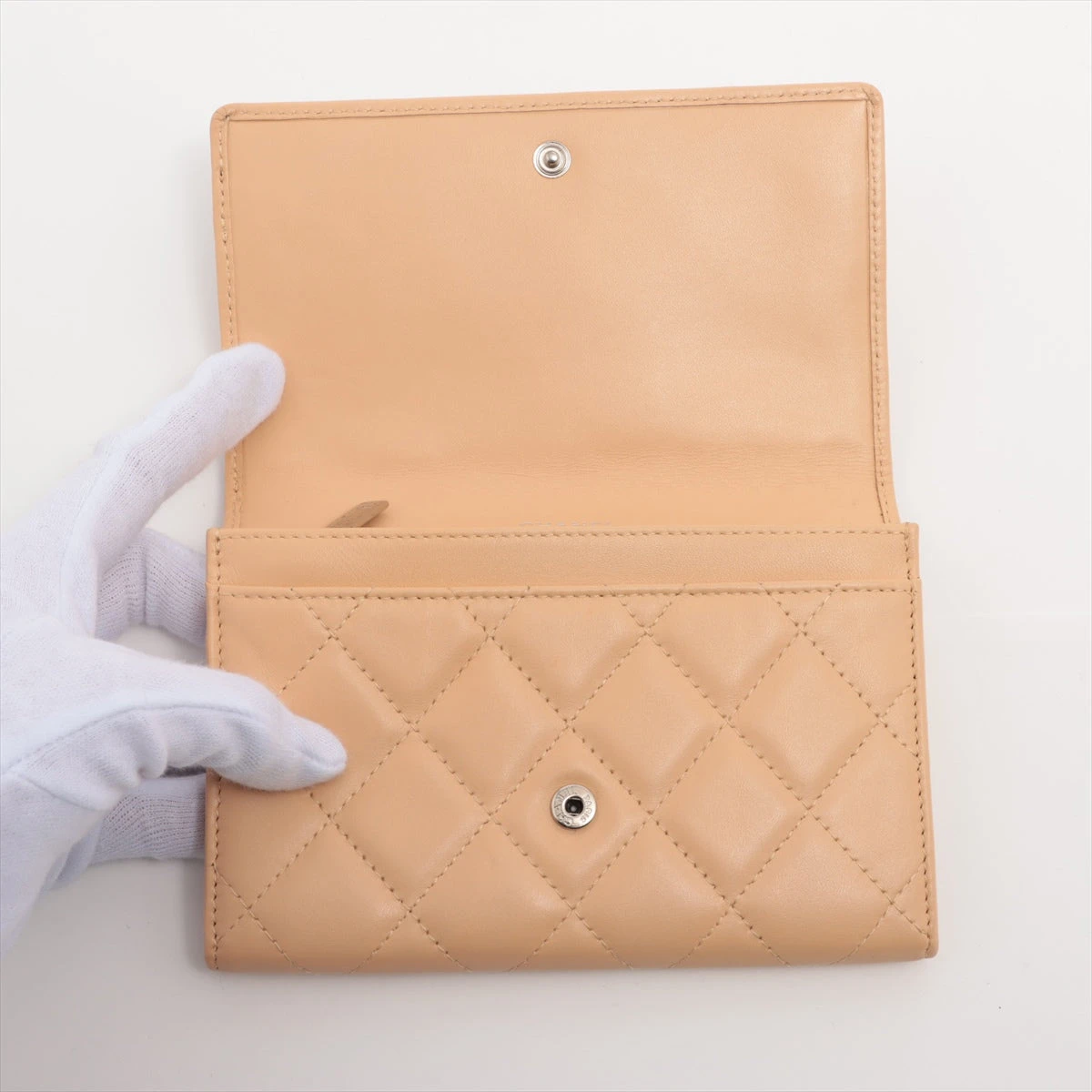 CHANEL　カンボン・コンパクト財布　ベージュｘベージュ　レザーｘエナメル　IKD-848 シャネル カンボンライン レザー 財布 ベージュ シルバー金具 9番台