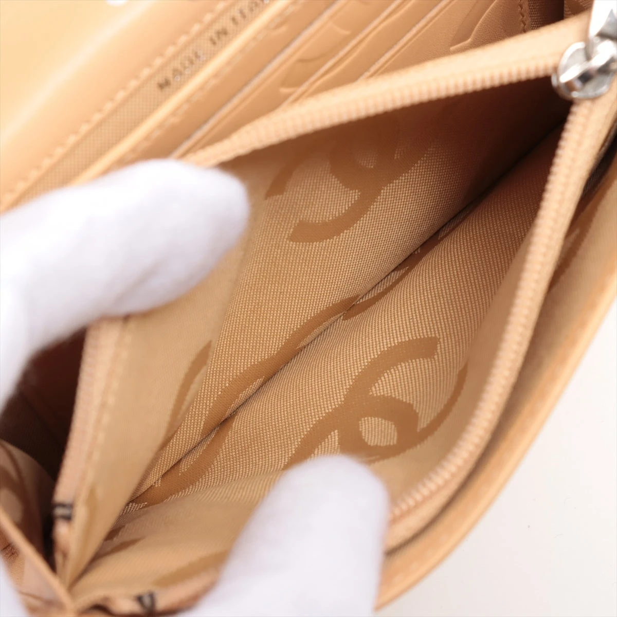 CHANEL　カンボン・コンパクト財布　ベージュｘベージュ　レザーｘエナメル　IKD-848 シャネル カンボンライン レザー 財布 ベージュ シルバー金具 9番台