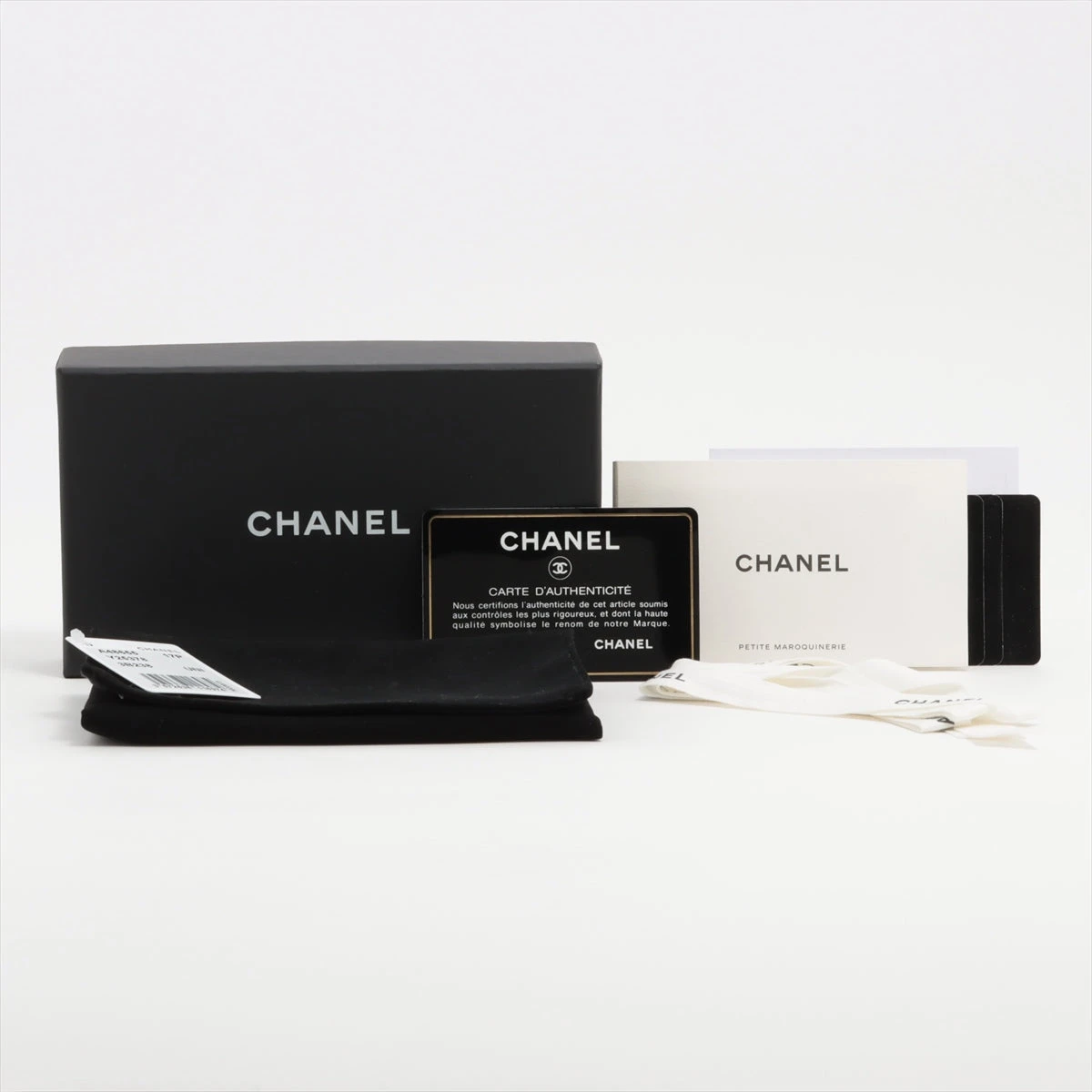 匿名配送❣️ CHANEL ロゴ入りヘアクリップ ホワイト&ブラック 匿名配送❣️ CHANEL ロゴ入りヘアクリップ ホワイト&ブラック