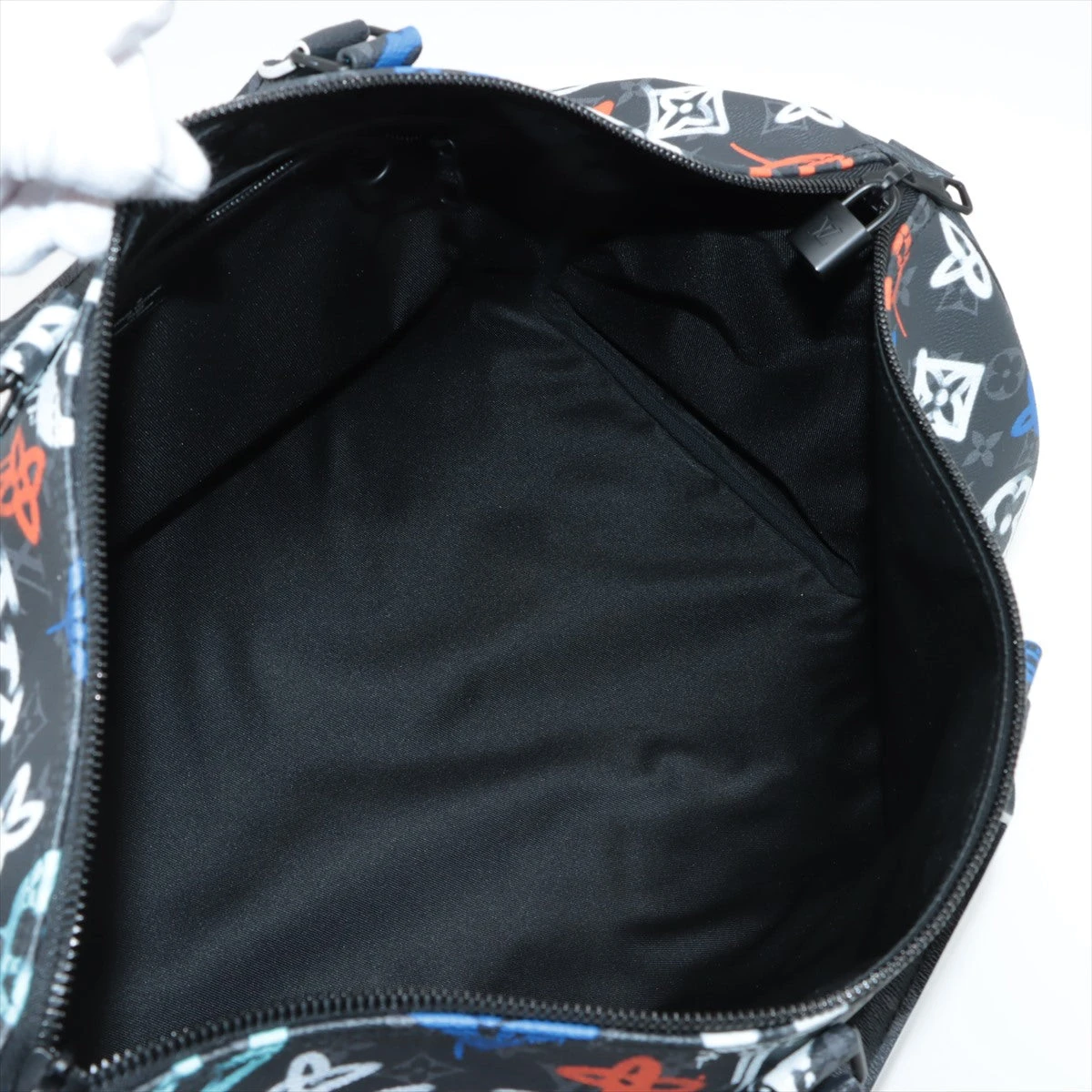 ヴィトン モノグラム エクリプス グラフィティ キーポル バンド