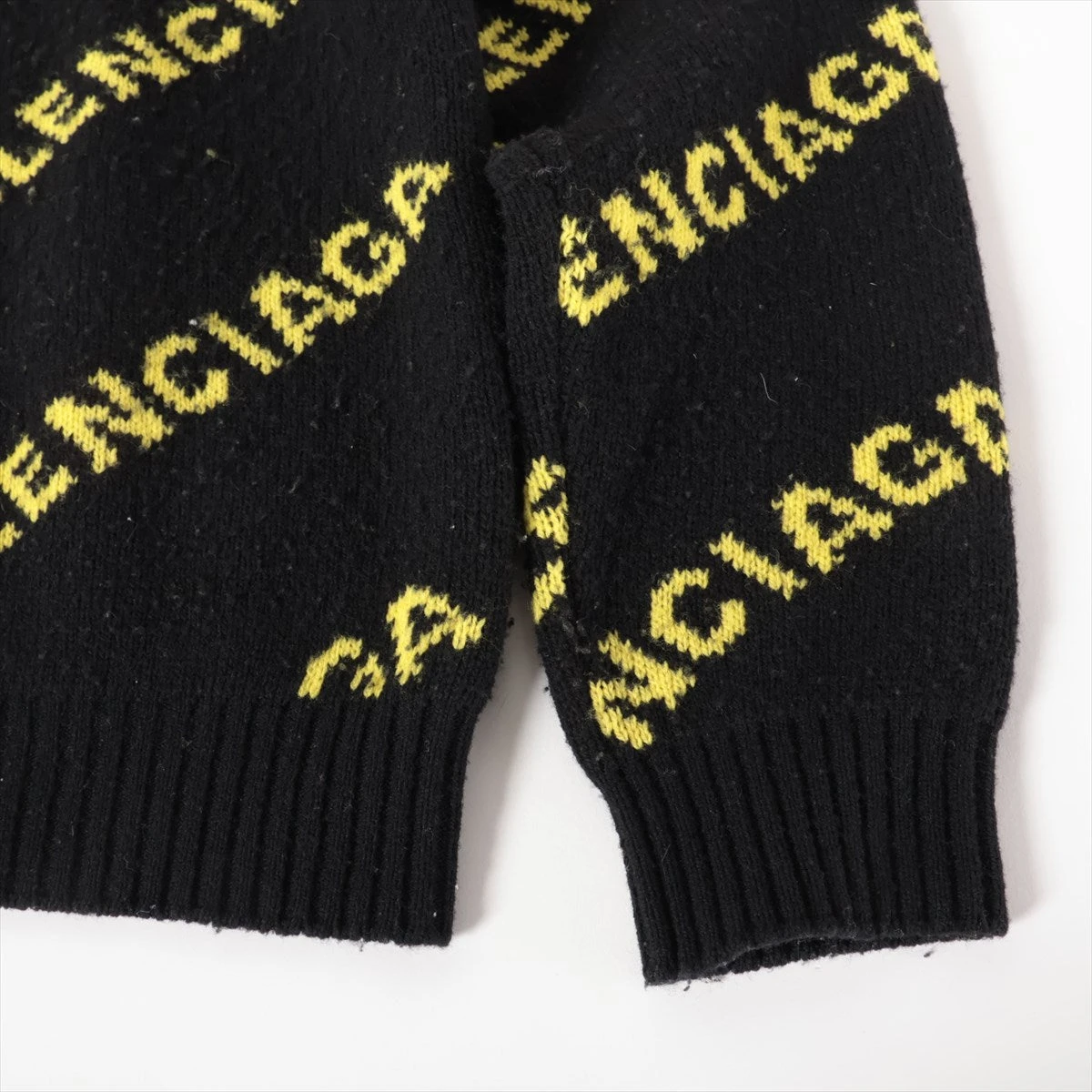 BALENCIAGA ロゴ入りセーター 黒/黄色 BALENCIAGA（イエロー/黄色系）のフリマアイテム一覧