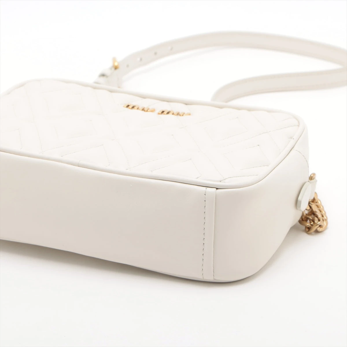 即買い可能　miumiu チェーンショルダーバッグ　マテラッセ　ホワイト 即買い可能 miumiu チェーンショルダーバッグ マテラッセ