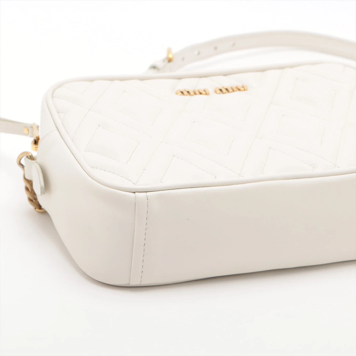 即買い可能　miumiu チェーンショルダーバッグ　マテラッセ　ホワイト Amazon | MIUMIU ショルダーバッグ マテラッセレザー