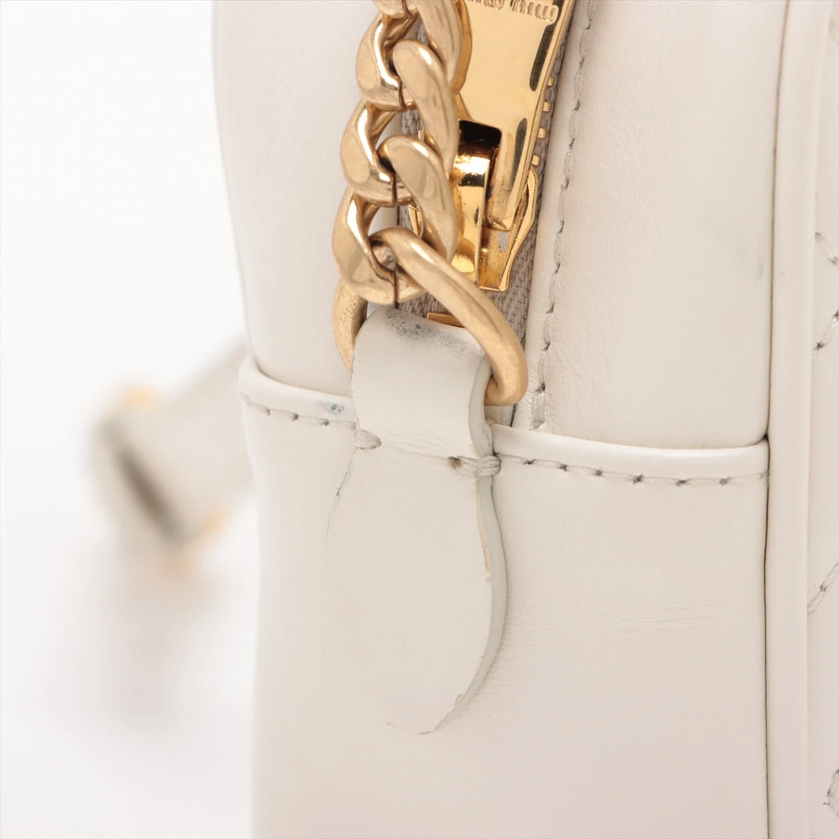 即買い可能　miumiu チェーンショルダーバッグ　マテラッセ　ホワイト miu MIUMIU ミュウミュウ ショルダーバッグ MATELASSE