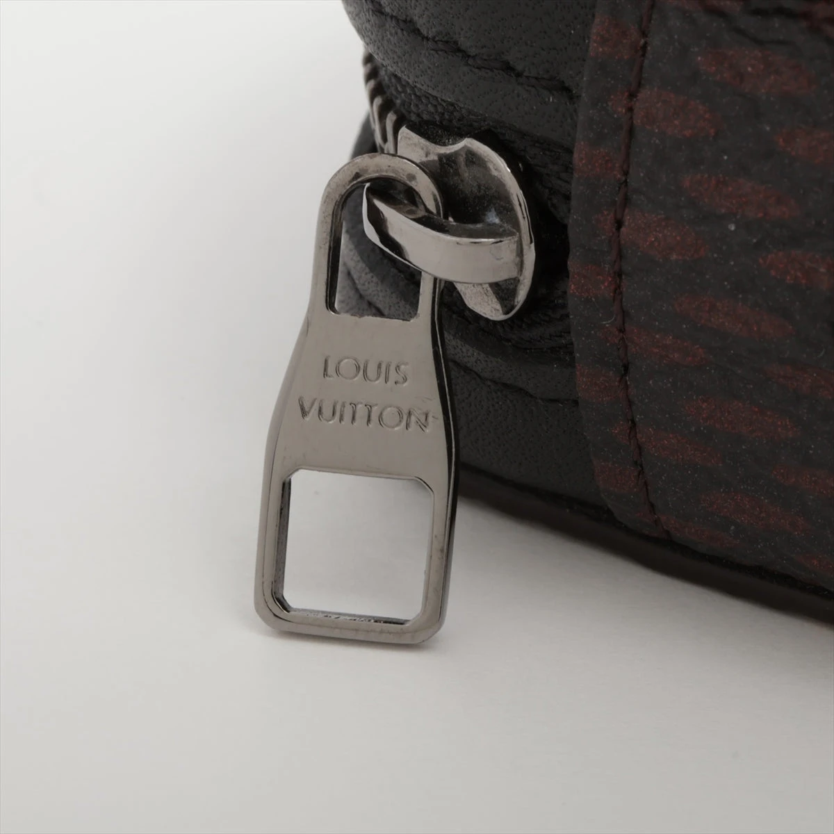 ルイヴィトン　NIGO イヤホンケース Louis Vuitton x Nigo Earphones Case NIB - Vintage Lux