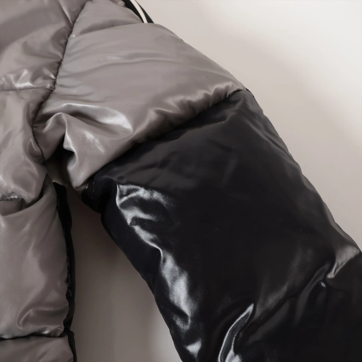 モンクレール 19年 ナイロン ダウンジャケット マルチカラー FEBREGE モンクレール 19年 ナイロン ダウンジャケット マルチカラー FEBREGE