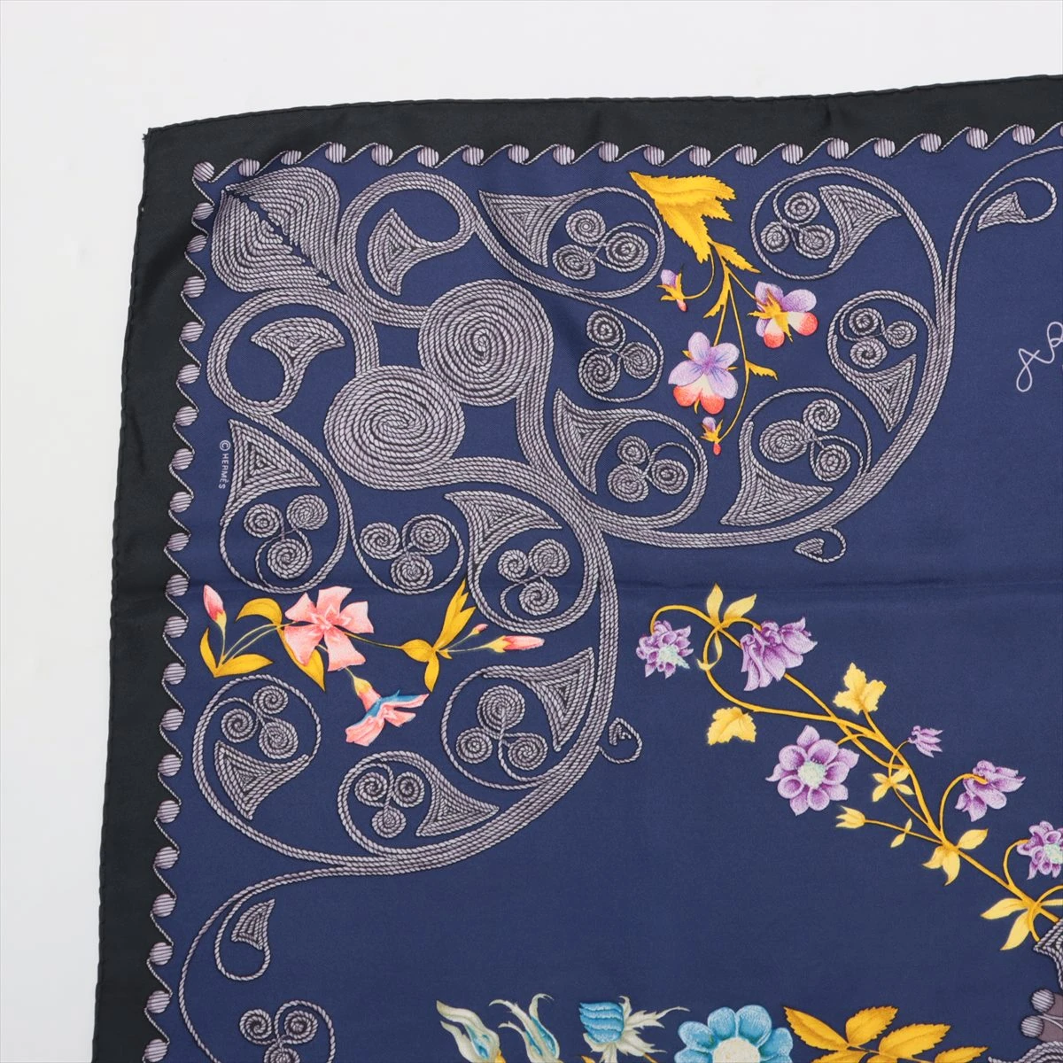 HERMES エルメス スカーフ カレ90 ARABESQUES アラベスク 花 エルメス カレ90 ARABESQUES アラベスク スカーフ シルク