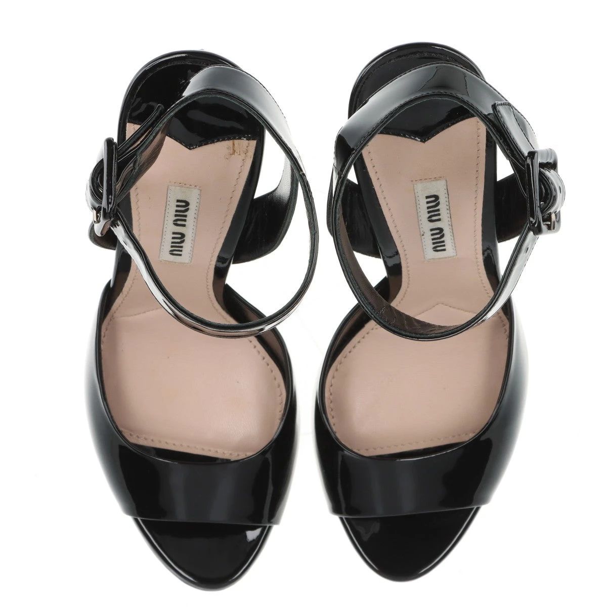 【MIUMIU】バックル付きブラックのパテントレザーサンダル 27011415_56777623_1000.jpg