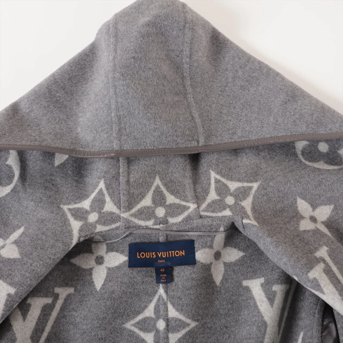 LOUIS VUITTON グレー レインコート 44 LOUIS VUITTON グレー レインコート 44