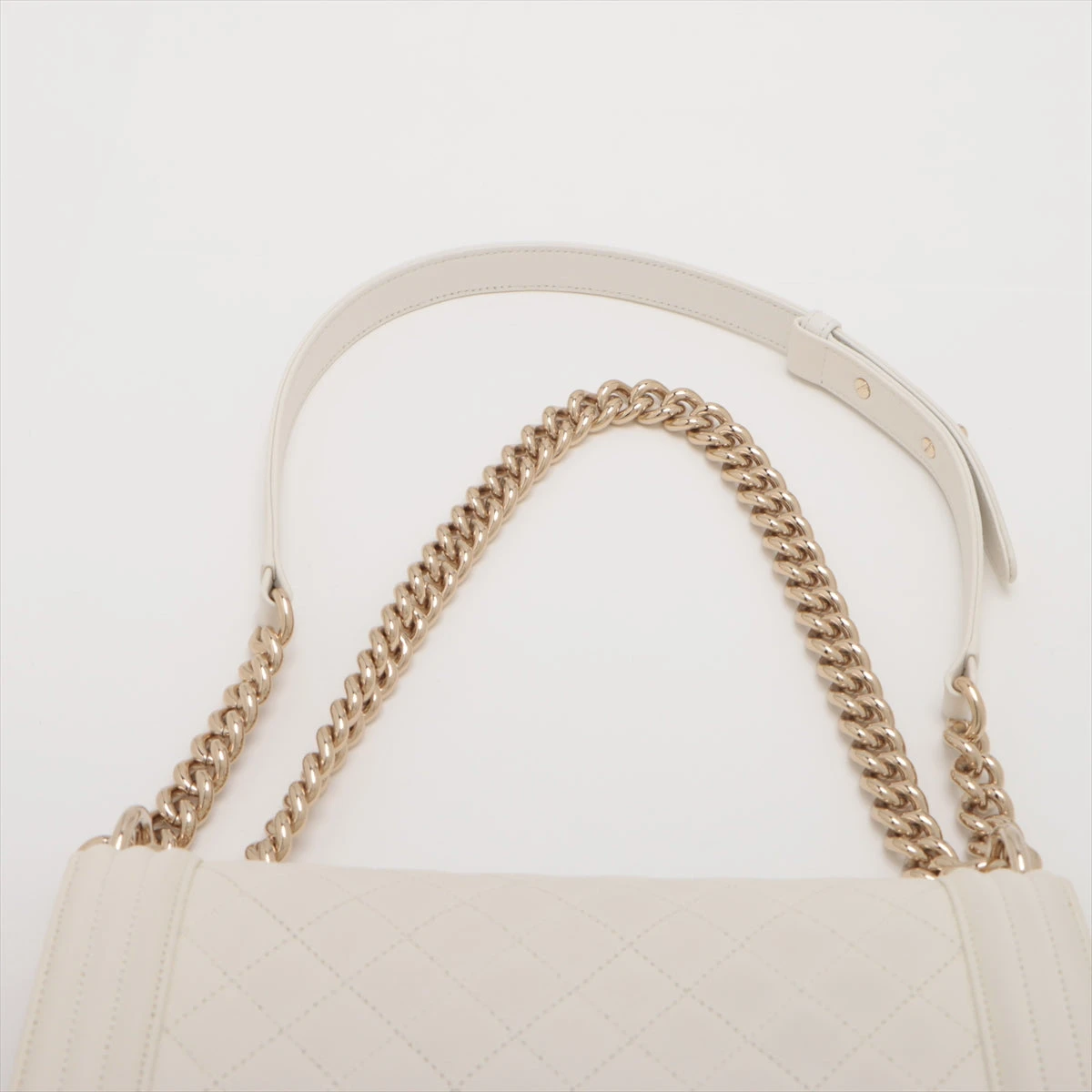 【大人気】CHANEL パスポート キャビア ゴールド金具 ホワイト キャビアスキン シャネル 財布/三つ折 CHANEL ミニ財布 ボーイ