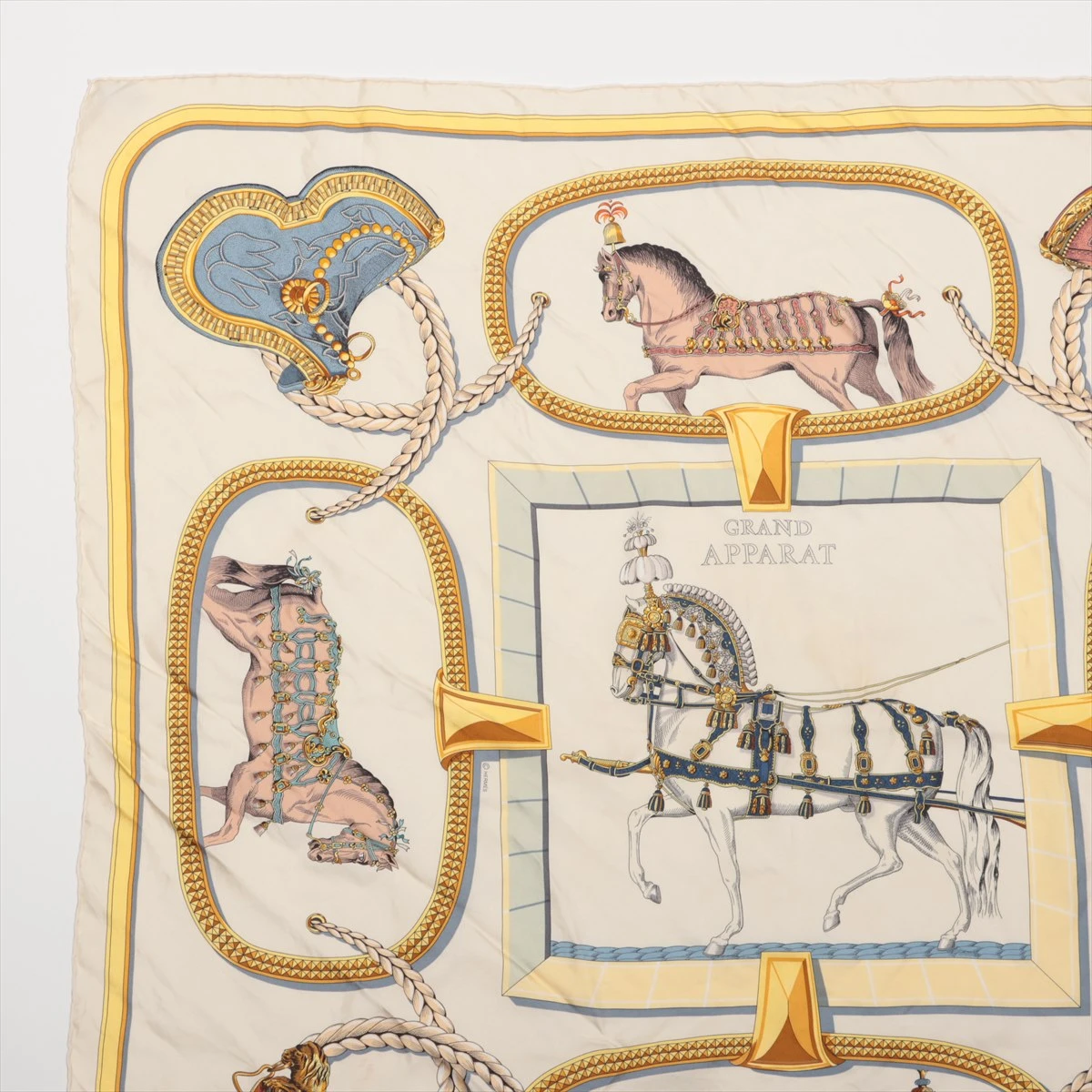 気品あふれる輝き纏う【HERMES】カレ90 brode Grand Apparat Grand Apparat forever scarf 90 | Hermès Netherlands