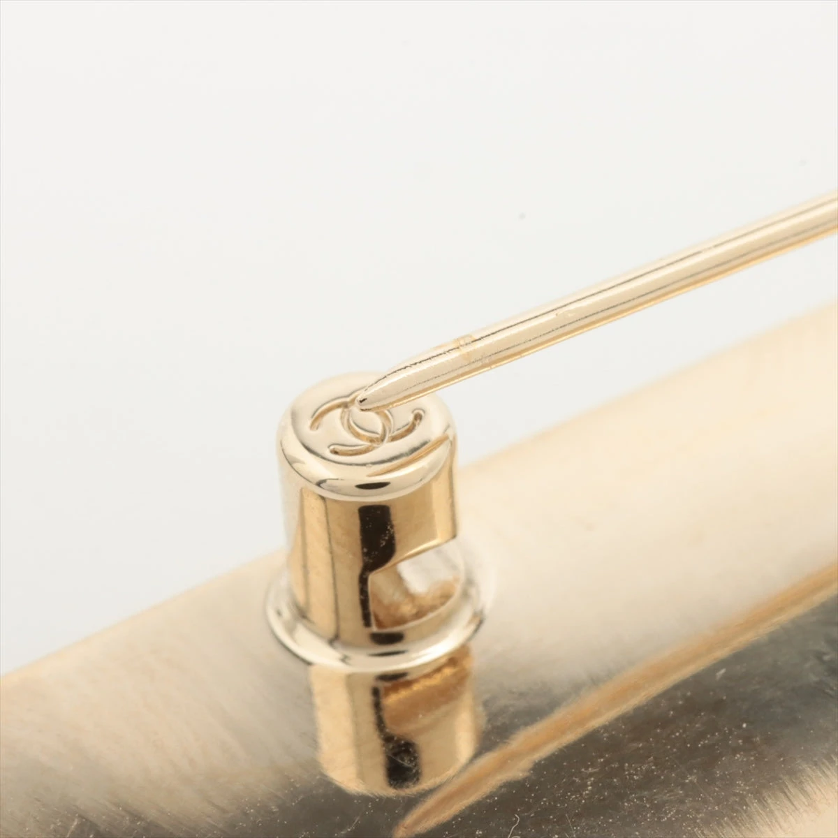 シャネル ロゴプレート B21B ブローチ メタル ゴールド スレ くすみ  