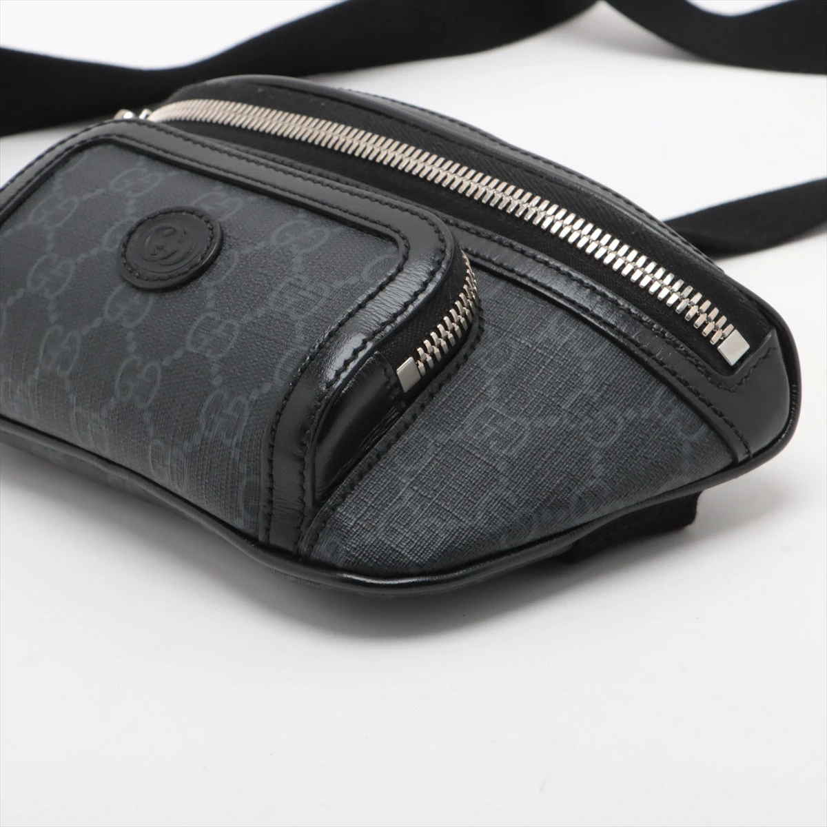 【未使用に近い】グッチ ボディバッグ GGスプリーム ロゴ 斜め掛け PVC 黒 グッチ(GUCCI)グッチ GGスプリーム ベルトバッグ ウエストバッグ
