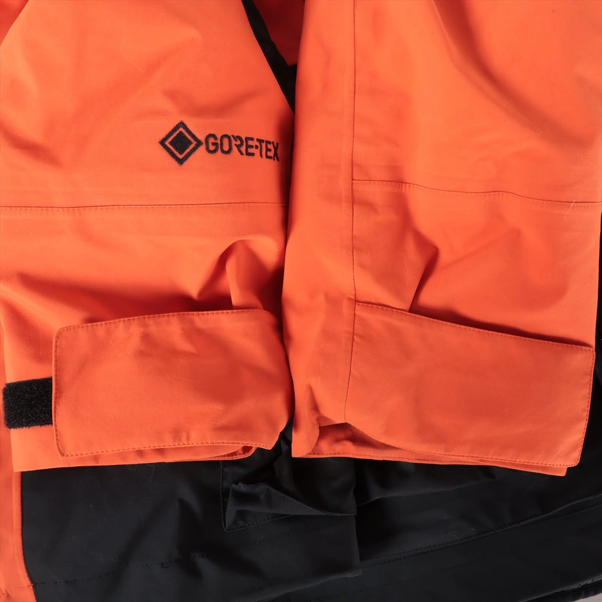 LOEWE GORE-TEX マウンテンパーカー オレンジ ロエベ」のゴアテックスは3-WAYでハイスペック。贅を尽くした新作パーカ