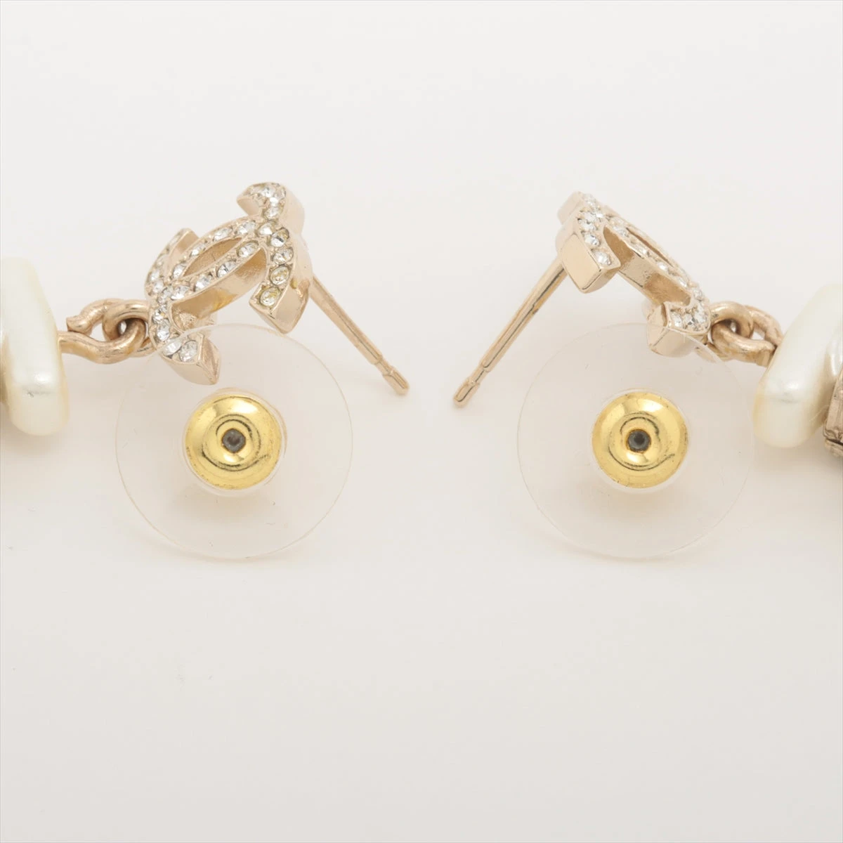 CHANEL ゴールド ロゴ ピアス(両耳用) CHANEL ゴールド ロゴ ピアス(両耳用) - メルカリ