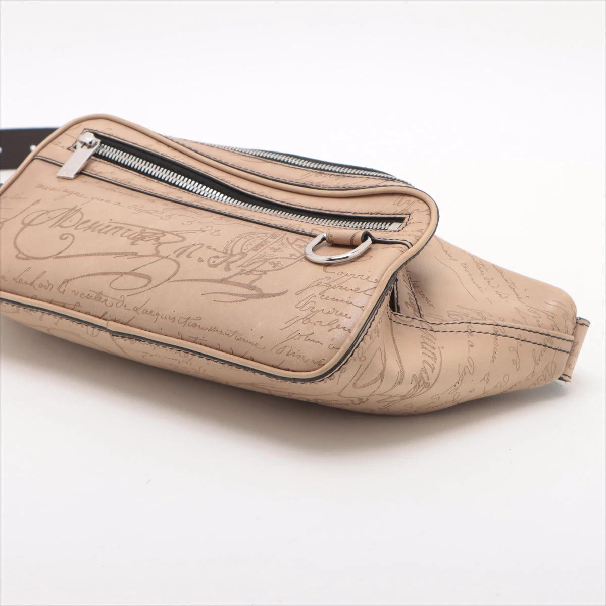 ベルルッティ カリグラフィ レザー ボディバッグ ベージュ A3503550