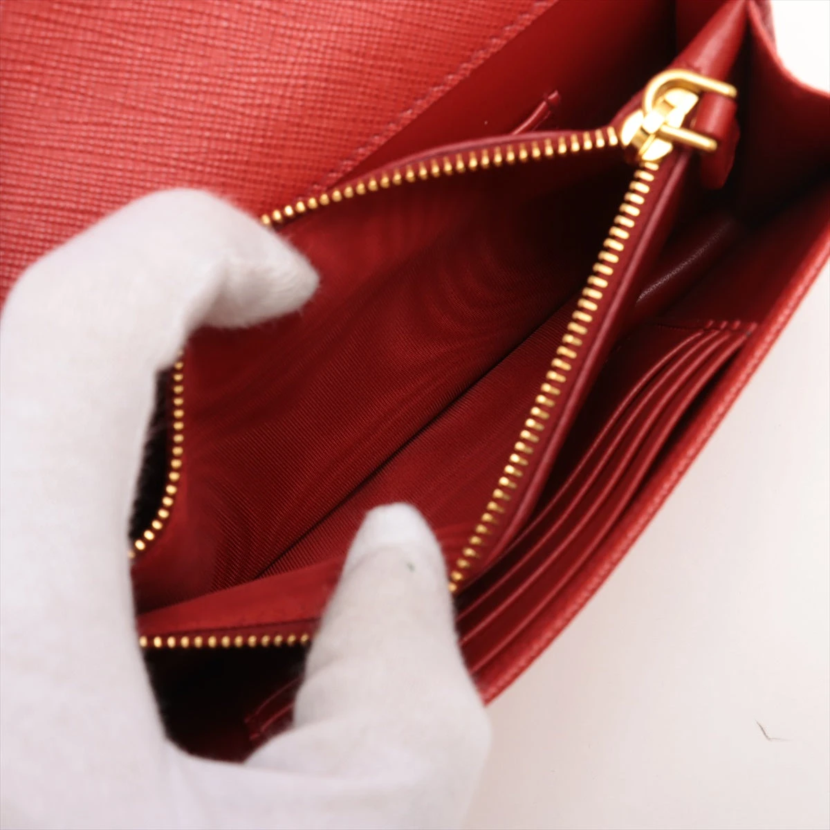 プラダ サフィアーノラクス レザー チェーンウォレット レッド 1BP006