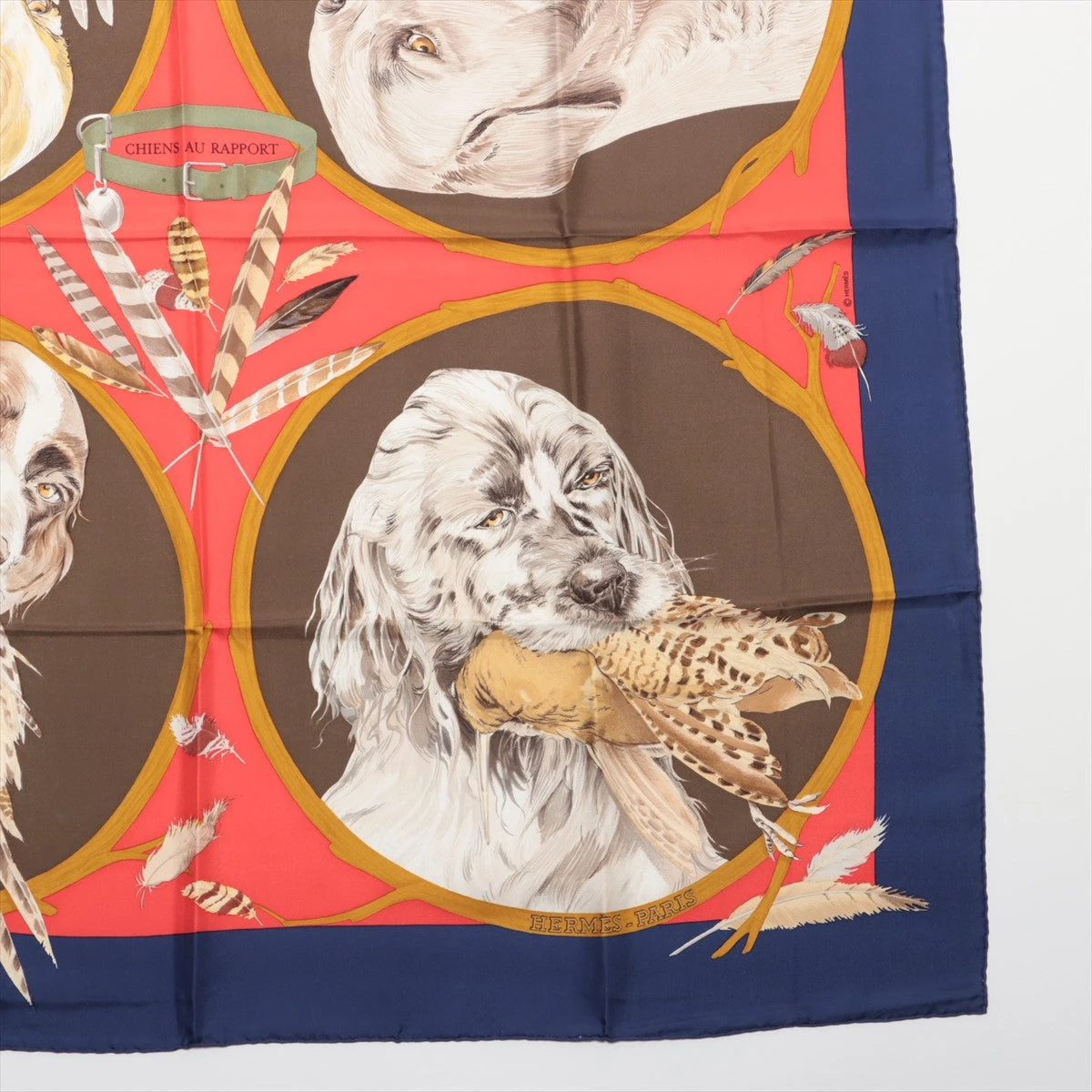 エルメス スカーフ　カレ90 犬 エルメスのシルクスカーフ「カレ」馬と動物たちが舞い踊る